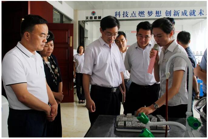 山東省外國專家局副局長杜廣選一行蒞臨天意機(jī)械參觀指導(dǎo)